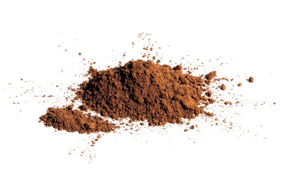 Auf einem weißen Hintergrund ist ein Haufen „Venchi | Kakaopulver für heiße Schokolade 250 g“ verstreut, der an das vollmundige Aroma und den genussvollen Geschmack authentischer italienischer Schokolade erinnert.