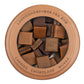 In einer runden Dose mit durchsichtigem Deckel befinden sich quadratische Stücke brauner Lakritzschokolade. Am Rand des Deckels ist in schwarzen Buchstaben die Aufschrift „LAKRIDSHÅNDVÆRK FRA ÆRØ LAKRIDS CHOKOLADE MOKKA“ zu lesen, die die handwerkliche Qualität von Hattesens Lakritzkonfekt widerspiegelt. Diese 125-g-Köstlichkeit, Hattesens Lakritzkonfekt | Lakritz, Schokolade & Mokka, vereint auf meisterhafte Weise traditionelle dänische Handwerkskunst mit unwiderstehlichem Lakritzkonfekt in jedem Bissen.