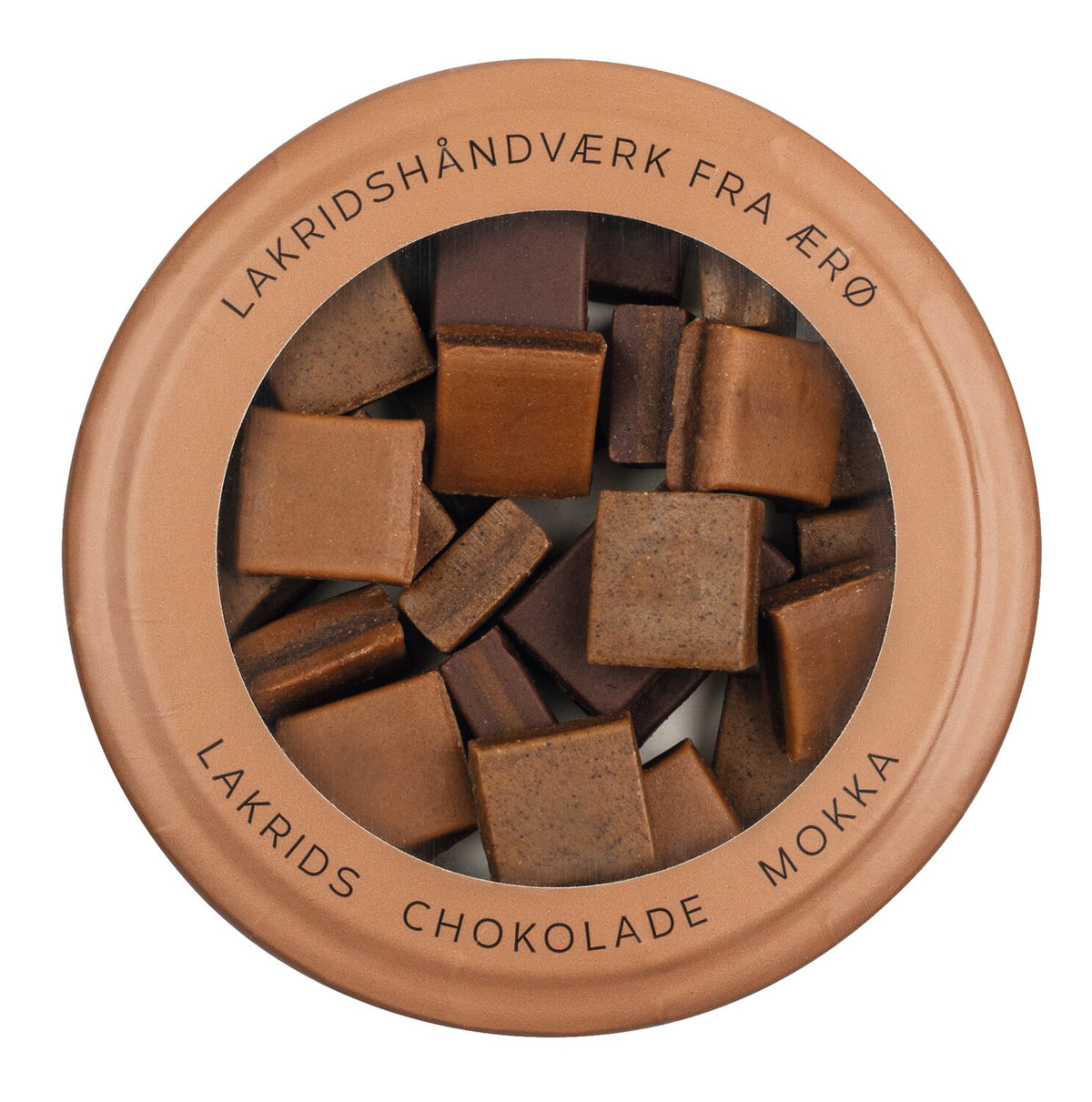 In einer runden Dose mit durchsichtigem Deckel befinden sich quadratische Stücke brauner Lakritzschokolade. Am Rand des Deckels ist in schwarzen Buchstaben die Aufschrift „LAKRIDSHÅNDVÆRK FRA ÆRØ LAKRIDS CHOKOLADE MOKKA“ zu lesen, die die handwerkliche Qualität von Hattesens Lakritzkonfekt widerspiegelt. Diese 125-g-Köstlichkeit, Hattesens Lakritzkonfekt | Lakritz, Schokolade & Mokka, vereint auf meisterhafte Weise traditionelle dänische Handwerkskunst mit unwiderstehlichem Lakritzkonfekt in jedem Bissen.