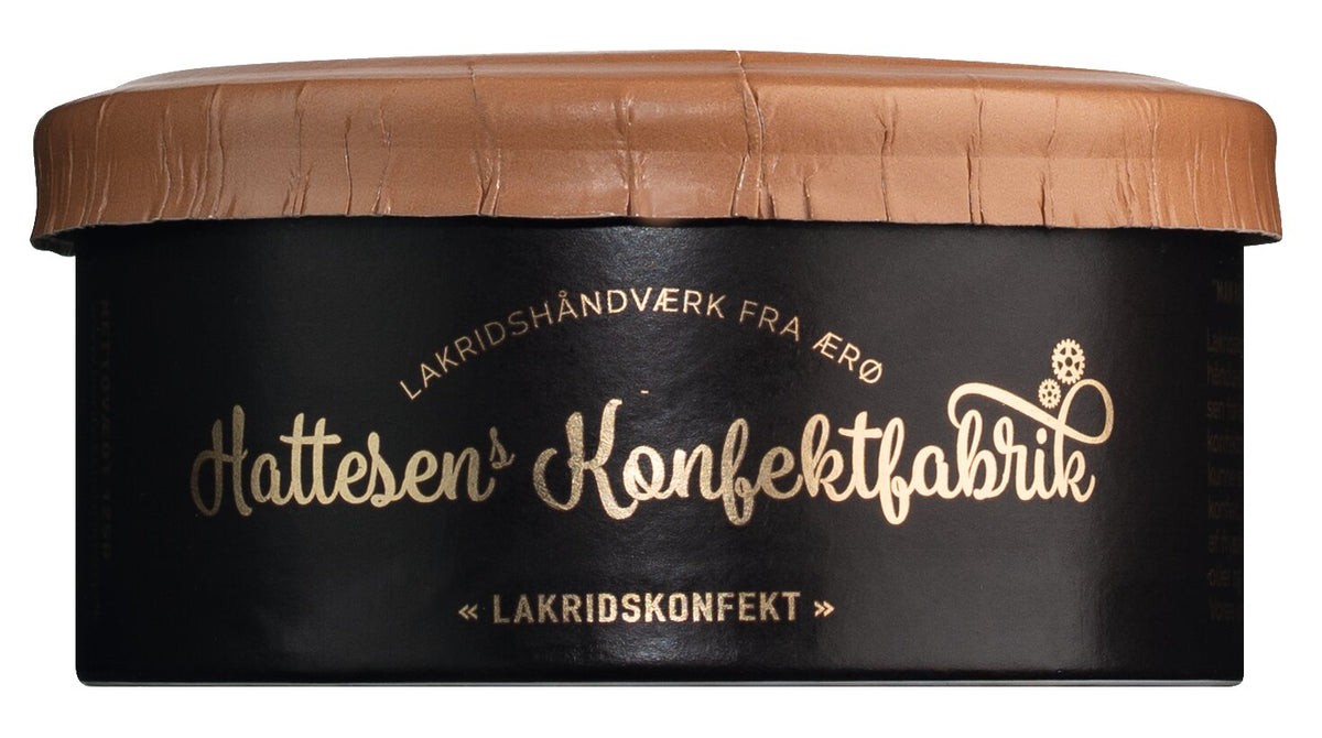 Eine schwarz-braune Dose mit goldfarbener Aufschrift „Hattesens Lakritzkonfekt“ unter einem Deckel mit Kunstlederstruktur – ideal zur Präsentation des exquisiten Hattesens Lakritzkonfekt | Lakritz, Schokolade & Mokka 125 g.