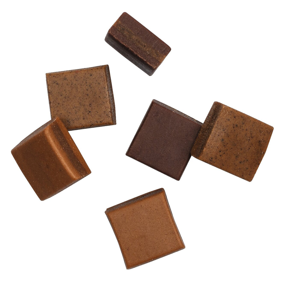 Sechs verschiedene Schokoladenquadrate von Hattesens Lakritzkonfekt | Lakritz, Schokolade & Mokka 125 g von Hattesens Lakritzkonfekt, mit den Geschmacksrichtungen Lakritz, Schokolade und Mokka in verschiedenen Brauntönen, sind in einem verstreuten Muster auf weißem Hintergrund angeordnet.