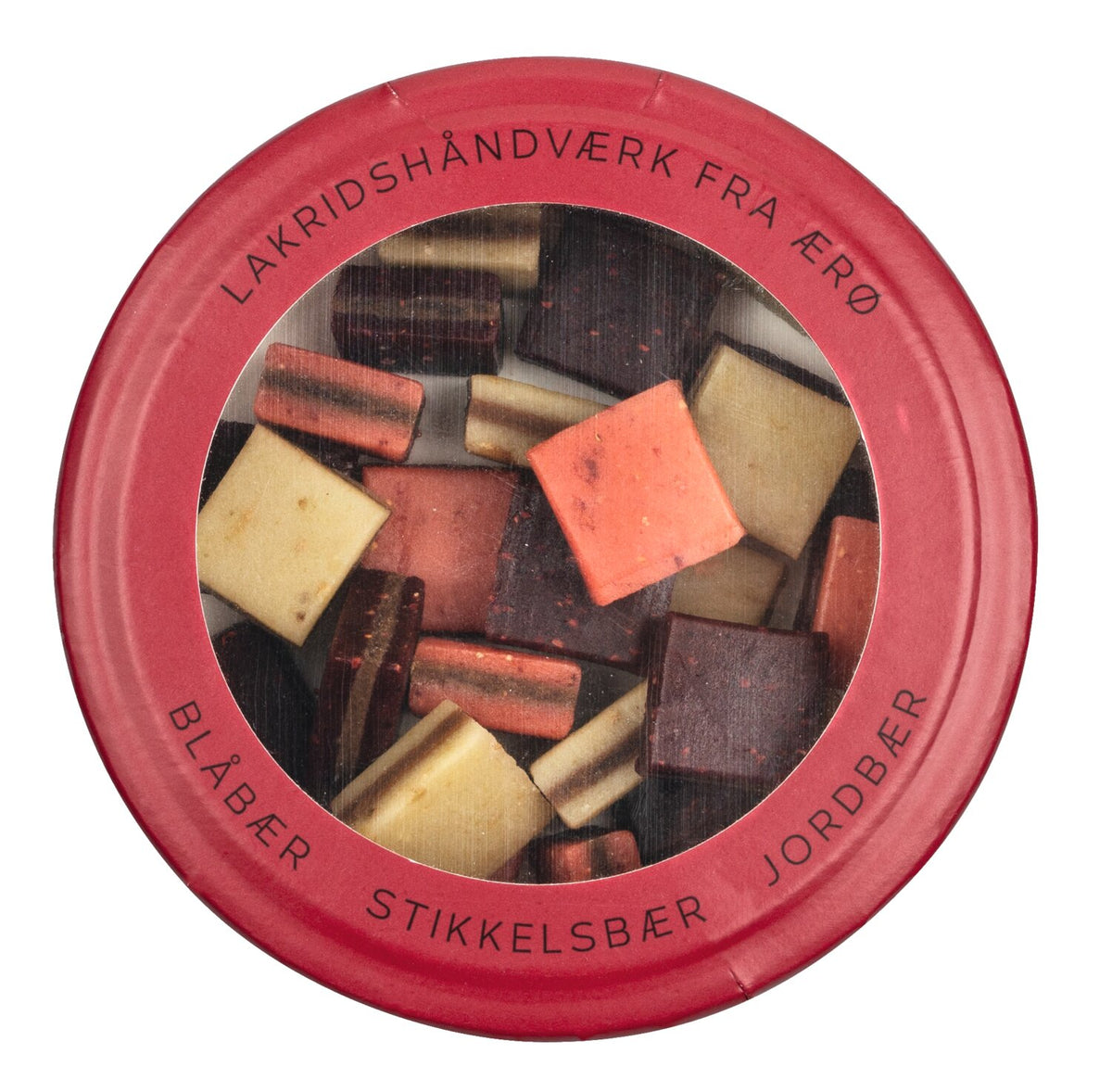 Ein runder roter Behälter mit durchsichtigem Deckel präsentiert verschiedene quadratische Bonbons von Hattesens Lakritzkonfekt. Auf dem Deckel steht der dänische Text „LakridsHåndværk fra Ærø“, während die Geschmacksrichtungen – Heidelbeere, Stachelbeere und Erdbeere – die handwerkliche Qualität von Hattesens Lakritzkonfekt | Lakritz mit Blau-, Stachel- und Erdbeere (125 g) widerspiegeln.