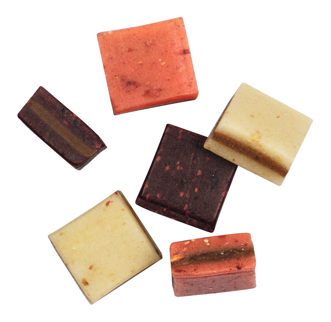 Sechs verschiedene quadratische und rechteckige Fruchtbonbons von Hattesens Lakritzkonfekt – in den Geschmacksrichtungen Heidelbeere, Stachelbeere und Erdbeere – werden vor einem weißen Hintergrund in einer Palette leuchtender Farben wie Rot, Creme, Braun und Violett präsentiert, was die optische Attraktivität dieser klassischen Süßigkeit „Lakritz mit Blau-, Stachel- und Erdbeere“ (125 g) von Hattesens Lakritzkonfekt unterstreicht.