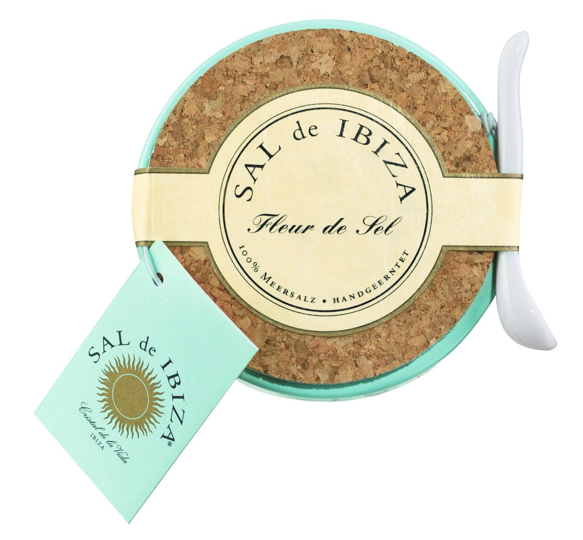 Ein runder Keramiktopf von Sal de Ibiza | „Fleur de Sel“-Meersalz, 150 g, von Sal de Ibiza, mit Korkdeckel, cremefarbenem Etikett, türkisfarbenem Anhänger und einem kleinen weißen Keramiklöffel, der an der Seite befestigt ist.