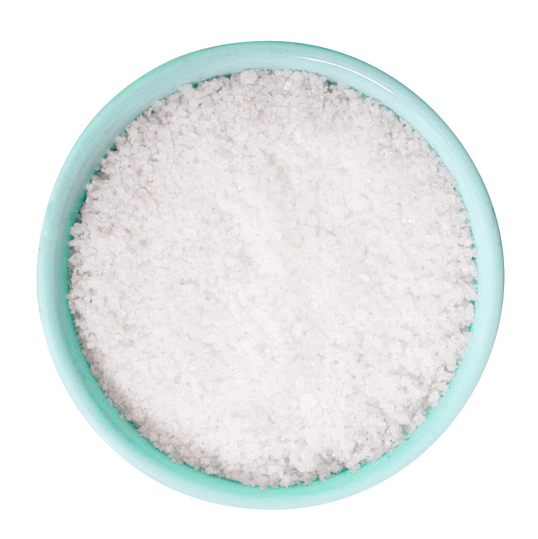 Eine türkisfarbene Schale, die an das ikonische „Keramiktopf“-Design erinnert, ist randvoll mit „Sal de Ibiza | ‚Fleur de Sel‘ Meersalz 150 g“ – das grobkörnige weiße Meersalz, von oben betrachtet vor einem makellos weißen Hintergrund, verkörpert die handwerkliche Essenz von Sal de Ibiza.