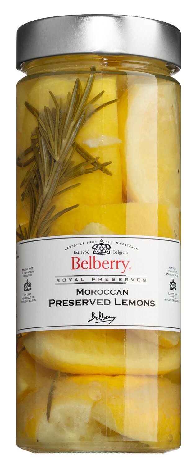 Ein hohes Glasgefäß mit der Aufschrift „Belberry | Marokkanische Salzzitronen aus Sizilien 625 g“, gefüllt mit gelben, eingelegten Zitronenschnitzen und einem Rosmarinzweig in Salzlake, verschlossen mit einem silbernen Metalldeckel.