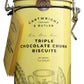 Eine sonnengelbe Dose mit der Aufschrift „Lady Joseph“, die 200 g „Cartwright & Butler | ‚Triple Chocolate Chunk‘ Dreierleischokoladen-Kekse“ enthält, ist mit einem versiegelten Metallverschluss und einem Papieranhänger verziert, auf dem bezaubernde Zeichnungen von Kakaoschoten und einer Teetasse zu sehen sind– diese exquisit hergestellten englischen Butterkekse verbinden den reichhaltigen Geschmack von Schokoladenkeksen mit köstlichen dreifachen Schokoladenstückchen zu einem wahrhaft genussvollen Erlebnis.