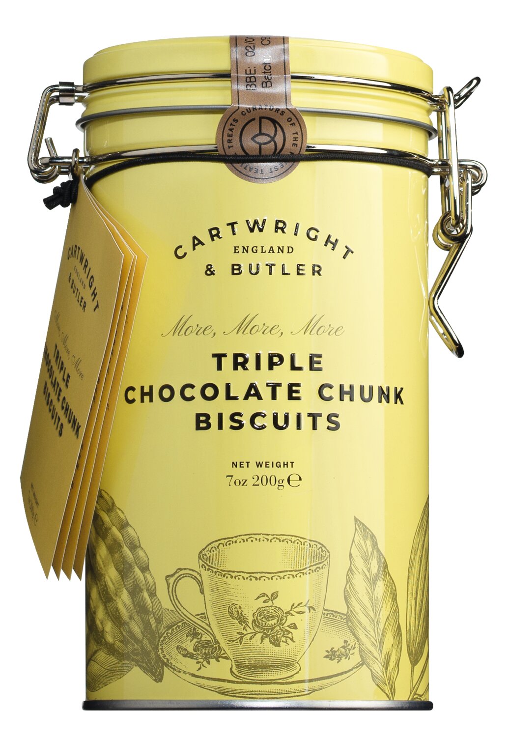 Eine sonnengelbe Dose mit der Aufschrift „Lady Joseph“, die 200 g „Cartwright & Butler | ‚Triple Chocolate Chunk‘ Dreierleischokoladen-Kekse“ enthält, ist mit einem versiegelten Metallverschluss und einem Papieranhänger verziert, auf dem bezaubernde Zeichnungen von Kakaoschoten und einer Teetasse zu sehen sind– diese exquisit hergestellten englischen Butterkekse verbinden den reichhaltigen Geschmack von Schokoladenkeksen mit köstlichen dreifachen Schokoladenstückchen zu einem wahrhaft genussvollen Erlebnis.
