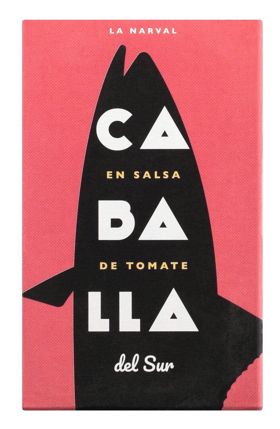 Ein rosa Dosenetikett mit einer markanten schwarzen Fischsilhouette und einem auffälligen weißen Schriftzug, auf dem „CABALLA“, ergänzt durch gelben Schriftzug mit der Aufschrift „EN SALSA DE TOMATE“ und kleinerem weißem Schriftzug mit der Aufschrift „del Sur“, verkörpert das ikonische Design von „La Narval | Makrelenfilets in Tomatensauce 120 g“ der Marke La Narval.
