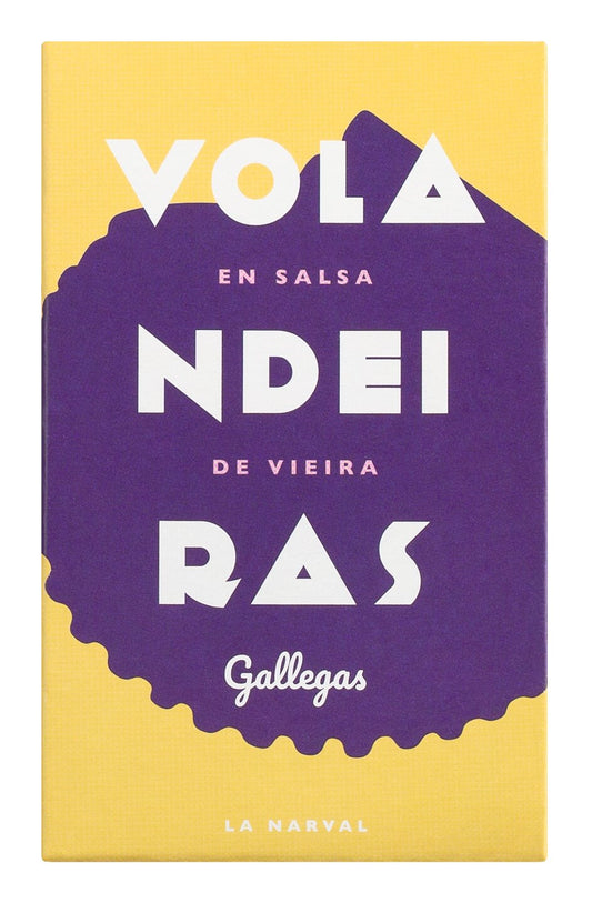 Eine auffällige gelb-lila Verpackung von „La Narval | Jakobsmuscheln in Vieira-Sauce“ (110 g), verziert mit markanten geometrischen Schriftzügen und einer Jakobsmuschel-Illustration, unterstreicht den vollmundigen Geschmack der Jakobsmuscheln, die sanft in authentischer Vieira-Sauce geschmort wurden, inspiriert von der galizischen Küste.
