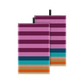 Zwei gefaltete „Remember | Gästehandtücher Alva“, 2er-Set der Marke Remember, sind auf weißem Hintergrund abgebildet. Jedes Gästehandtuch ist mit horizontalen Streifen in den Farbtönen Lila, Rosa, Blau, Türkis, Orange und Beige versehen und besteht aus REMEMBER Alva-Baumwolle mit einer Grammatur von 500 g/m². Beide Handtücher sind am oberen Rand mit einem schwarzen Etikett versehen.