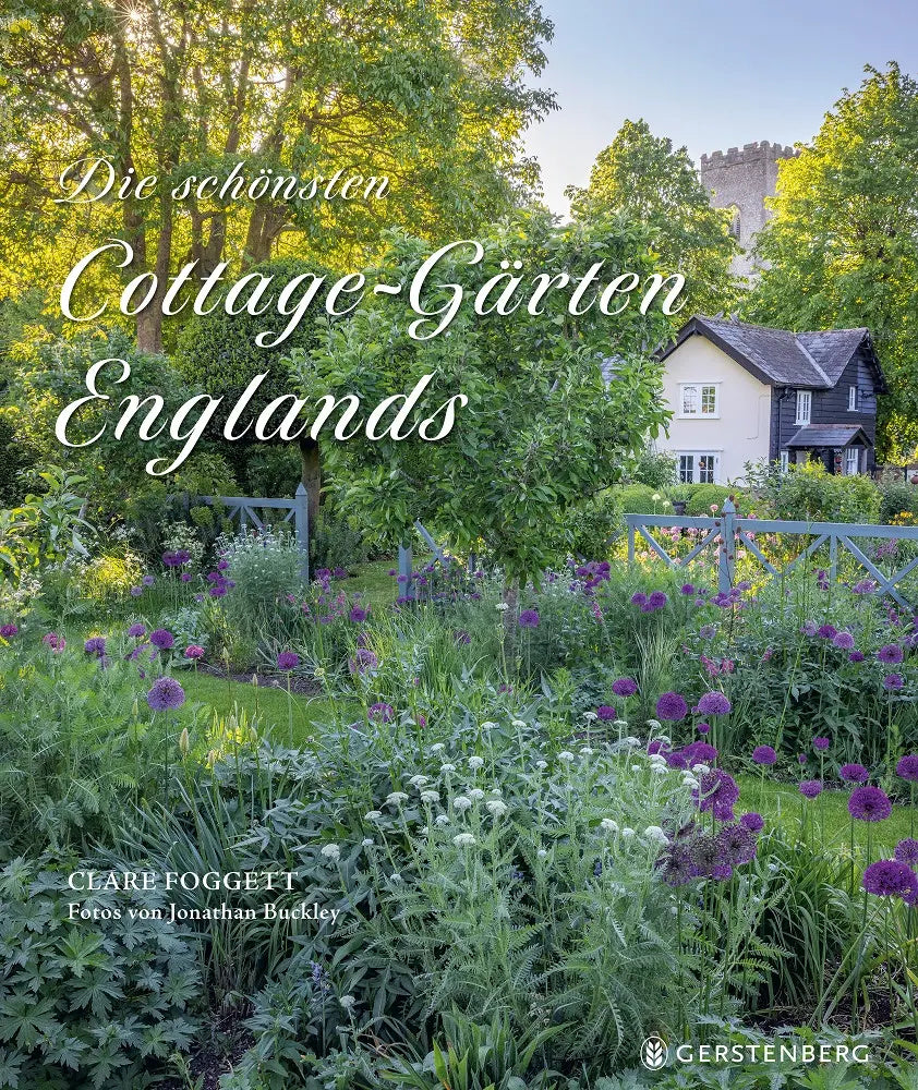 Titelbild von Die schönsten Cottage-Gärten Englands mit einem Garten voller violetter Allium-Blüten und einem Cottage im Hintergrund, das die klassische englische Gartengestaltung unterstreicht.