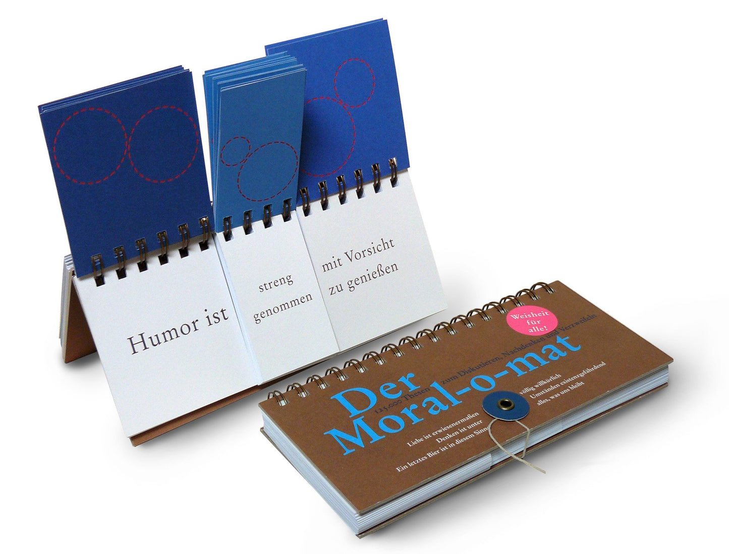 Der Moral-O-mat | Innovatives Gedankenspiel-Werkzeug von Thesen zum Diskutieren, Nachdenken & Ver: Ein spiralgebundener Kalender mit braunem Umschlag und blau-weißer Schrift, der mit deutschen Denkanstößen zu ethischen Diskussionen einlädt.