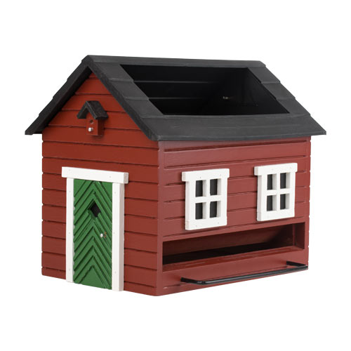 Das „Nistkasten & Futterhaus mit Bad“ in einem stilvollen Design in Rot von Wildlife Garden hat die Form eines kleinen roten Häuschens mit einer grünen Tür, zwei weißen Fenstern, einem schwarzen Dach und einer Sitzstange unterhalb der vorderen Öffnung.