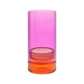 Das „Lys“ in Rosa von Remember ist ein zylindrischer Kerzenhalter der Marke Remember, der sich durch ein auffälliges Color-Blocking-Design mit einem rosa Oberteil und einem orangefarbenen Sockel auszeichnet. Er wurde in Handarbeit gefertigt, um ein kleines Teelicht aufzunehmen, und wird vor einem schlichten weißen Hintergrund präsentiert.