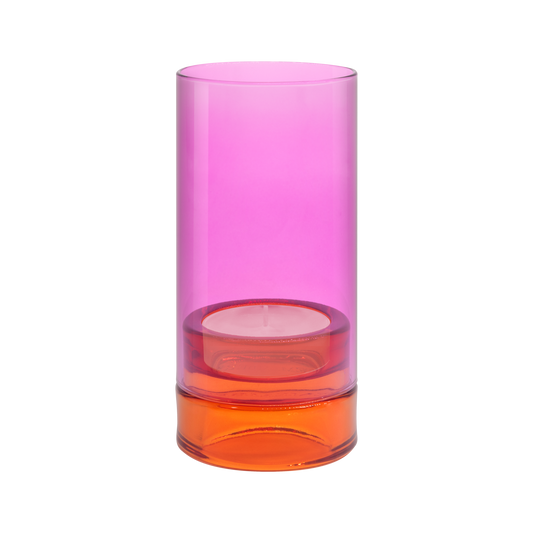Das „Lys“ in Rosa von Remember ist ein zylindrischer Kerzenhalter der Marke Remember, der sich durch ein auffälliges Color-Blocking-Design mit einem rosa Oberteil und einem orangefarbenen Sockel auszeichnet. Er wurde in Handarbeit gefertigt, um ein kleines Teelicht aufzunehmen, und wird vor einem schlichten weißen Hintergrund präsentiert.