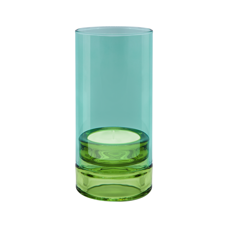 Das „Remember | Windlicht ‚Lys’ Sky“ von Remember ist ein zylindrisches Windlicht aus Glas, dessen obere Hälfte in transparentem Aquablau gehalten ist und dessen Sockel aus durchgefärbtem Grün besteht – elegant in Szene gesetzt vor einem weißen Hintergrund.