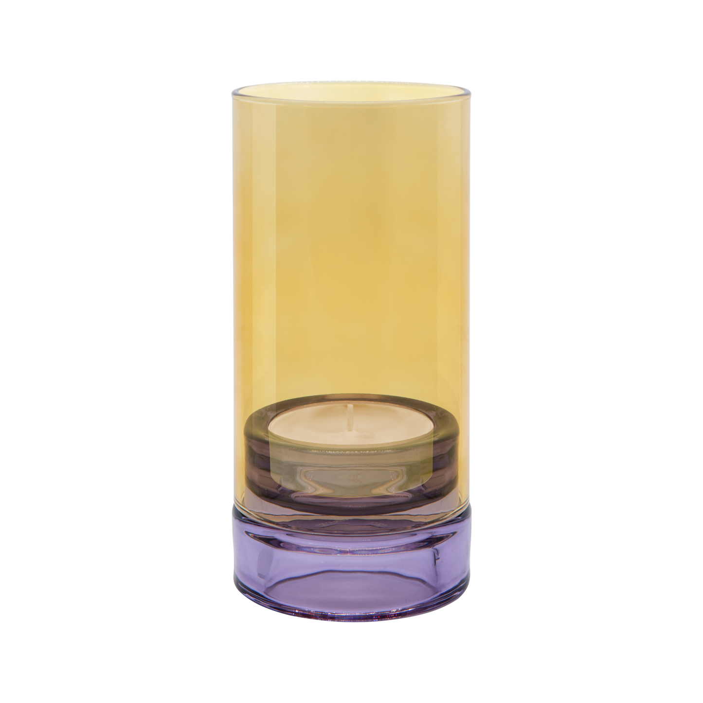 Das „Remember | Windlicht ‚Lys‘“ in Flieder von Remember ist ein zylindrischer Kerzenhalter aus Glas mit einem gelben Oberteil und einem violetten Sockel, in dem eine kleine Teelichtkerze steckt.