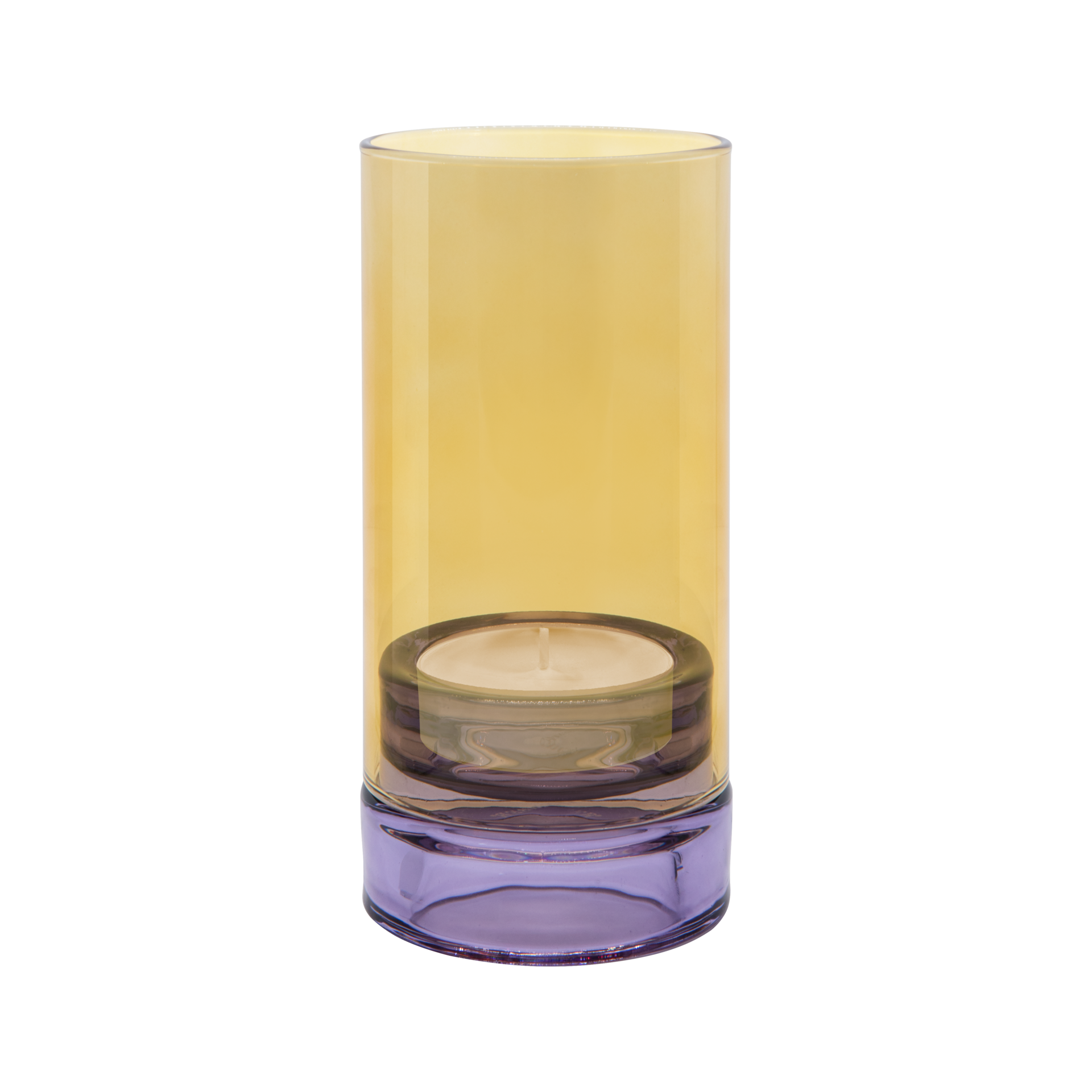 Das „Remember | Windlicht ‚Lys‘“ in Flieder von Remember ist ein zylindrischer Kerzenhalter aus Glas mit einem gelben Oberteil und einem violetten Sockel, in dem eine kleine Teelichtkerze steckt.