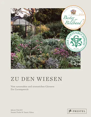 Das Cover von "Zu den Wiesen | Wunderschöner Foto-Streifzug durch ein Gartenparadies" aus dem Prestel Verlag zeigt einen lebendigen Naturgarten mit verschiedenen Pflanzen, oben rechts zwei Siegel und unten die Autorennamen mit dem Prestel-Logo.