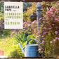 Eine üppige Gartenszene zeigt eine Gießkanne an einer alten Pumpe inmitten rosa Blüten. Text: Gabriella Pape präsentiert das Hörbuch "Gebrauchsanweisung fürs Gärtnern | Praxis & Tipps".