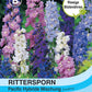 Hohe Rispen mit rosa, lila, blauen und weißen Ritterspornblüten und grünen Blättern. Etikett: "Thompson & Morgan | Rittersporn Pacific Hybride Mischung" von Thompson und Morgan. Auf dem gelben Kreis steht "Riesige Blütenähren.