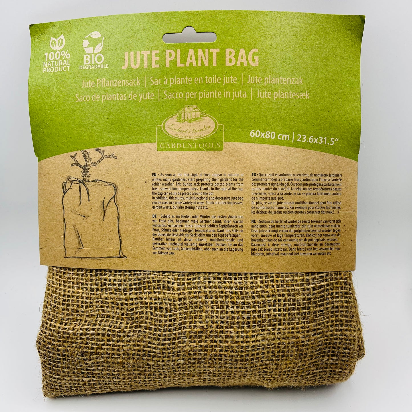 Die Esschert Jute-Frostschutzabdeckung S ist ein brauner, strukturierter, biologisch abbaubarer Jute-Pflanzsack mit einem Pappetikett mit Pflanzinformationen, umweltfreundlichen Symbolen und mehrsprachigen Angaben - perfekt für den Frostschutz.
