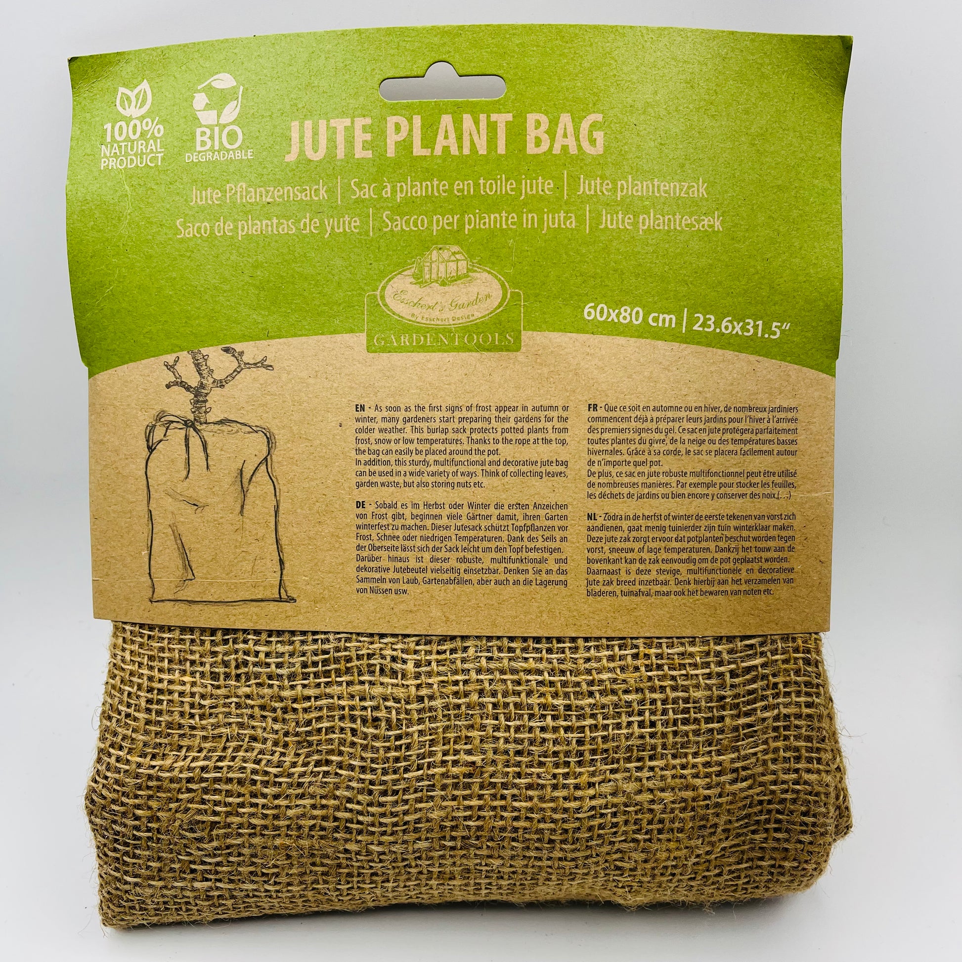 Die Esschert Jute-Frostschutzabdeckung S ist ein brauner, strukturierter, biologisch abbaubarer Jute-Pflanzsack mit einem Pappetikett mit Pflanzinformationen, umweltfreundlichen Symbolen und mehrsprachigen Angaben - perfekt für den Frostschutz.