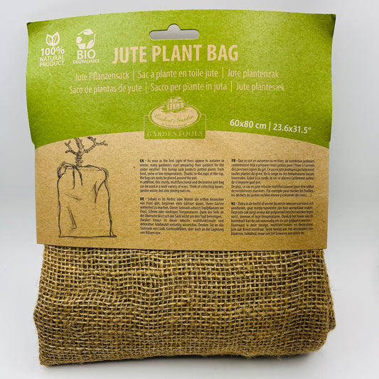 Die Esschert Jute-Frostschutzabdeckung S ist ein brauner, strukturierter, biologisch abbaubarer Jute-Pflanzsack mit einem Pappetikett mit Pflanzinformationen, umweltfreundlichen Symbolen und mehrsprachigen Angaben - perfekt für den Frostschutz.