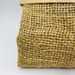 Eine Nahaufnahme der Esschert Jute-Frostschutzabdeckung S zeigt die gewebte Naturfaserstruktur und den Papprand - perfekt als biologisch abbaubare Pflanzenabdeckung - vor einem schlichten, hellen Hintergrund.